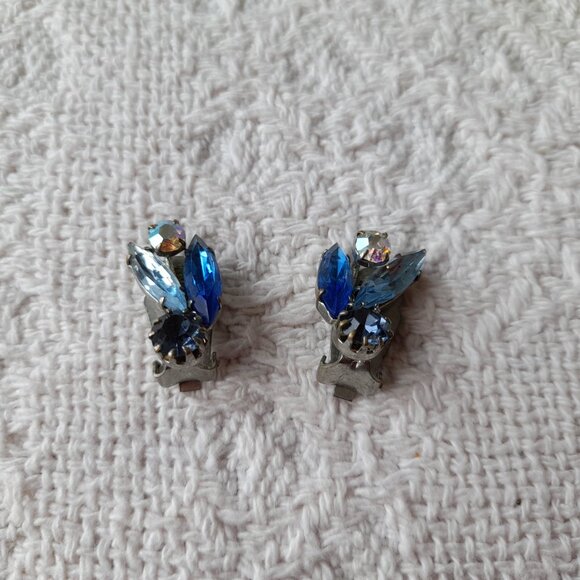 Vintage Clip On Earrings Blue Clear Glass Stones Fancy Flower Retro 50s 60s - Picture 6 of 10